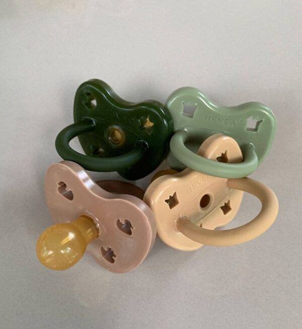 Schnuller 2er-Pack - Naturkautschuk / Tan Beige + Moss Green / rund / Ente + Krone (ab 3 Mon.) – Bild 4