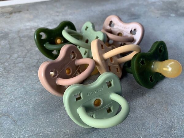 Schnuller 2er-Pack - Naturkautschuk / Tan Beige + Moss Green / rund / Ente + Krone (ab 3 Mon.) – Bild 5