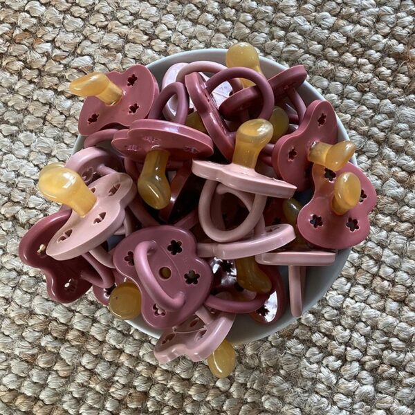 2er-Pack Schnuller - Naturkautschuk / Powder Pink & Rosewood / kiefergerecht / Blume (ab 3 Mon.) – Bild 4