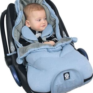 Der Footmuff hält ihr Baby kuschelig warm.