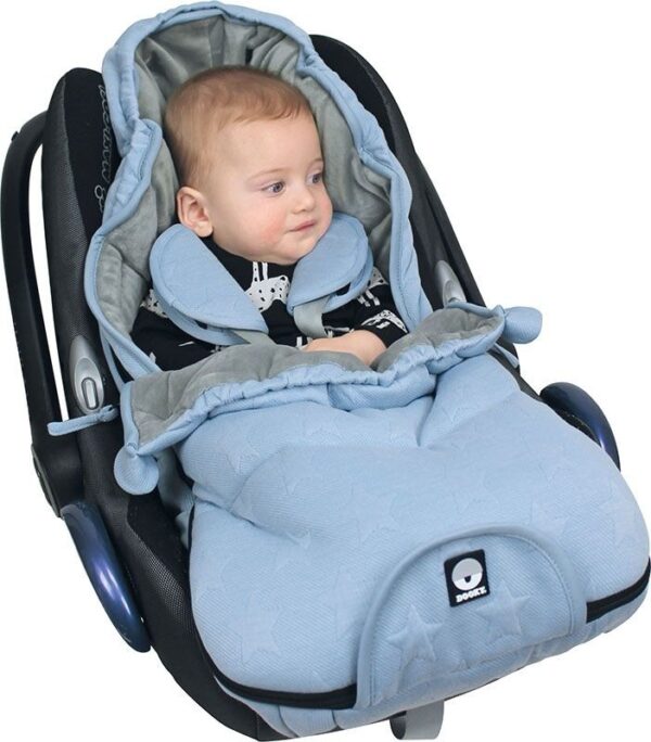Der Footmuff hält ihr Baby kuschelig warm.
