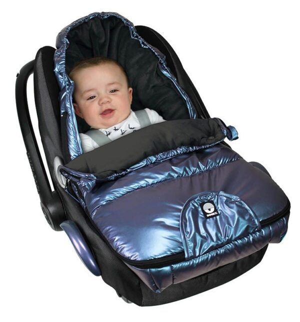 Der Footmuff hält ihr Baby kuschelig warm.