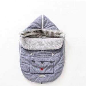 Mit diesem warmen Fußsack ist ihr Baby bestens ausgerüstet zum Spazieren im Schnee.