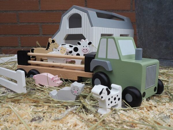 Traktor mit Tieren aus Holz