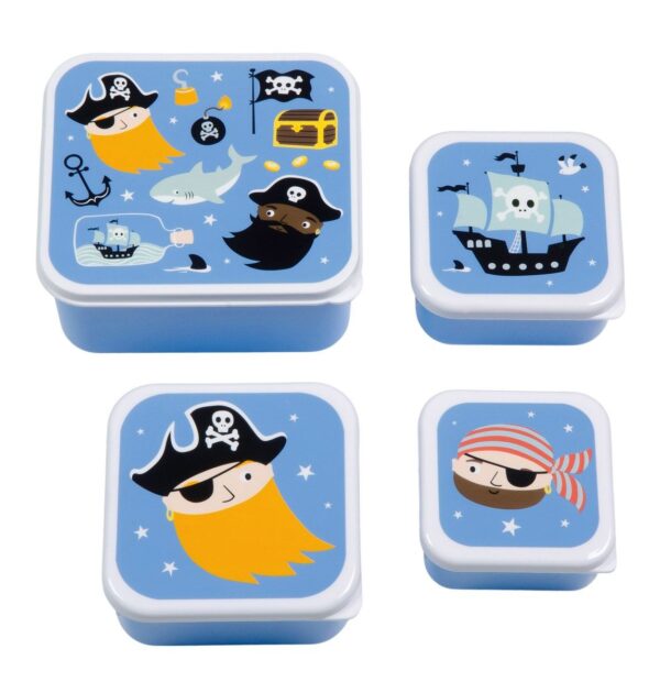 Vier verschiedene Boxen mit Piratenmotiven für bunte Snacks die ihre Abenteurer bei Laune halten.